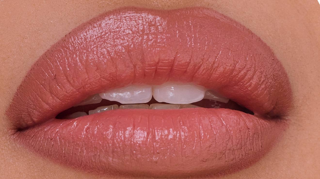 Maybelline Nude Tonlarda Serum Etkili Rujlu Dudak
